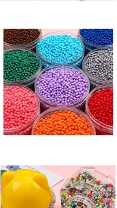 Vista macro de cuentas acrílicas redondas de colores para manualidades DIY en botes