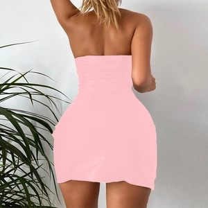 Rückansicht eines eng anliegenden rosa trägerlosen Minikleids mit eleganter Passform