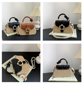 Détails du sac en paille tressée avec fermoir fleur et coutures en cuir contrasté