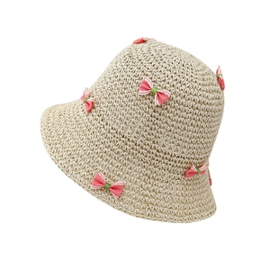 Chapeau de soleil en paille beige pour femmes avec nœuds rayés roses pour la plage