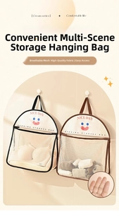 Détail du sac de rangement suspendu en maille respirante avec motif sourire et bordure