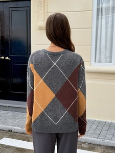 Vue arrière détaillée d'un pull en maille avec motif à losanges gris et jaune élégant