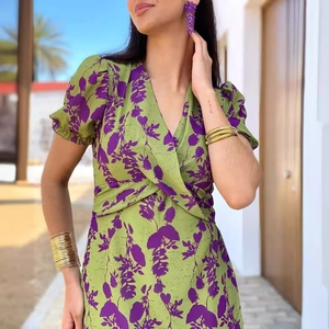 Vestido largo floral verde hierba con cuello en V y detalles plisados en la cintura