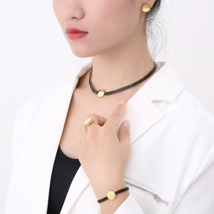 Set gioielli eleganti in titanio dorato con pendente in zircone nero collana e anello