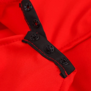 Robe rouge en maille à col carré avec détails de boutons-pression en métal noir