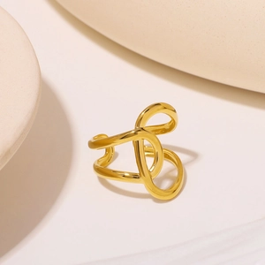 Anello avvolgente astratto in acciaio inossidabile placcato oro 18K su piedistallo