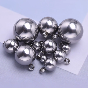 Vue macro de pendentifs sphériques en acier inoxydable argenté pour bijoux DIY