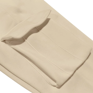 Detalle de costura del bolsillo cargo en pantalón térmico beige para hombre, vista de cerca