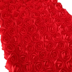 Vue détaillée du tissu satiné rouge à fleurs 3D en relief sur la robe de soirée