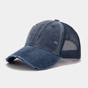 Λεπτομέρεια vintage καπέλου trucker με δίχτυ και ύφασμα denim που αναπνέει