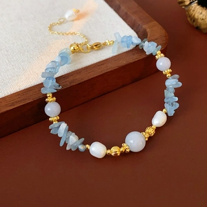 Détails de fragments d'aigue-marine et bracelet de perles avec fermoir doré poli