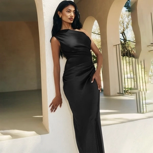 Gros plan détaillé sur les fronces de la taille d'une robe moulante en satin noir