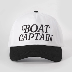 Detailansicht der Boat Captain Stickerei auf einer Vintage-Baseballkappe