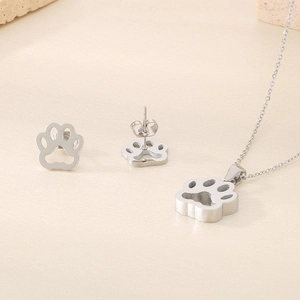 Détail de l'ensemble de bijoux en acier argenté avec pendentifs évidés en patte de chat