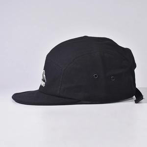 Klassische schwarze 5-Panel Outdoor-Mütze mit Stickerei und verstellbarer Schnalle