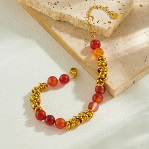 Bracelet de style chinois moderne avec perles brun-rouge et anneaux en acier plaqué or