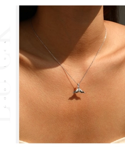Dettaglio collana con pendente a coda di sirena in argento S925 con zirconi pavé