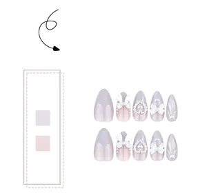 Détail d'ongles amande cat-eye avec nœud 3D blanc et décoration de cœur en perles