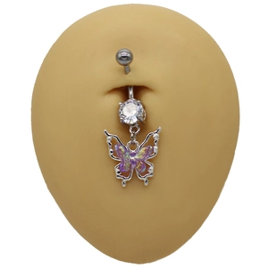 Vue macro détaillée du piercing de nombril papillon argenté avec des paillettes mauves