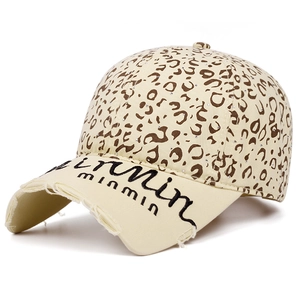 Dettaglio cappello leopardato con strass e ricamo minmin sulla visiera effetto usato