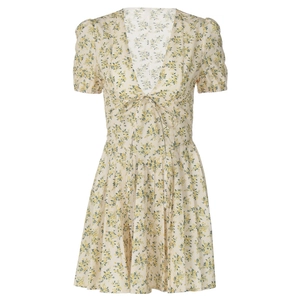 Détail de robe fleurie française avec col en V, manches bouffantes et motifs floraux