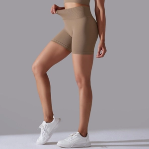 Détail du short de sport sans couture à taille haute avec ceinture côtelée kaki