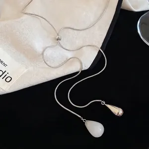 Verstellbare silberne Schlangenkette mit zwei Tropfenanhängern aus Marmor und Metall