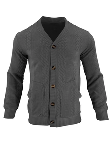 Détail macro du cardigan gris anthracite pour homme avec texture tricotée en 3D