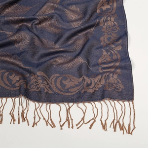 Dettaglio dello scialle paisley blu navy vintage con frange e trame tessute fini