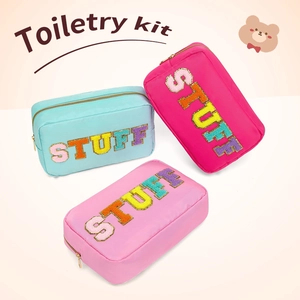 Trois trousses de toilette imperméables avec lettres STUFF en paillettes et zip doré