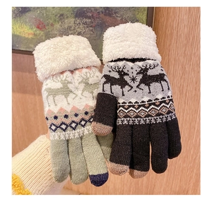 Nahaufnahme der Winter-Strickhandschuhe mit Rentier-Jacquard und Webpelz-Bündchen