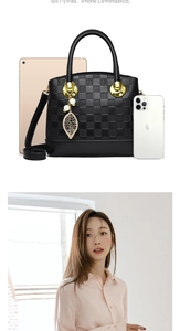 Comparaison de taille du sac noir à damier avec iPad 9,7 pouces et photo de mannequin