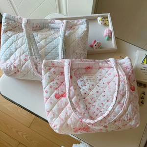 Gesteppte Baumwolltaschen mit Blumenmuster in Rosa und Blau für Alltag und Freizeit