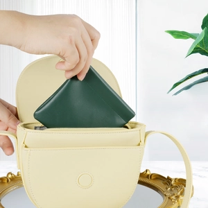 Portable PU leather storage pouch with automatic closing for jewelry and lipsticks