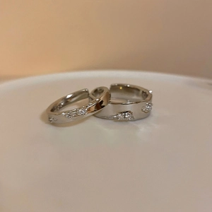 Minimalist silver pleated zircon open rings set with liquid metal texture on white tray