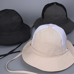 Atmungsaktive Mesheinsätze und schnelltrocknender Stoff an Outdoor-Hüten in verschiedenen Farben