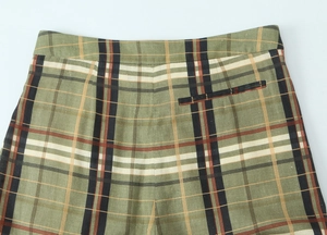 Détail du pantalon en lin à carreaux avec motif rouge et vert et poche passepoilée arrière