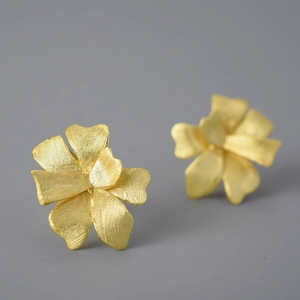 Artistic S925 sterling silver floral stud earrings with brushed matte gold finish
