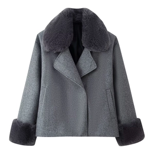 Manteau court en laine grise pour femme avec col et poignets en fausse fourrure