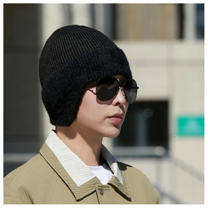 Détail du bonnet d'hiver pour hommes avec cache-oreilles en polaire et maille côtelée