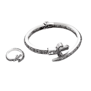 Detail von Gothic Schwert Armreif und offenem Ring Set mit antiken Gravuren