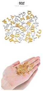Vue macro détaillée de 26 pendentifs lettres en or et argent pour bijoux à faire soi-même