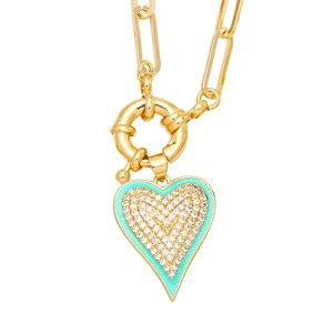 Détail du collier à maillons dorés avec pendentif cœur en émail bleu et cristaux en forme de V
