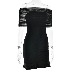 Détail de la robe noire dénudée avec manches en tulle et ourlet à volants élégants