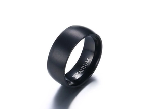 Detail eines matt schwarzen Titanrings für Herren mit polierter Innenseite und Gravur