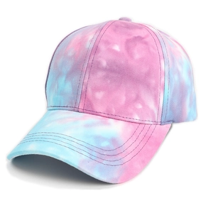 Détail de la casquette tie-dye rose et bleu montrant la texture coton et les coutures