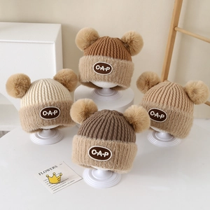Cappello invernale in maglia per bambini con doppio pompon e toppa in quattro colori