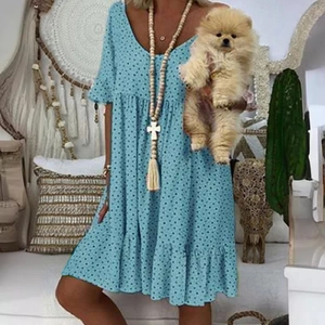 Vestido de verano azul cielo con lunares cuello en V y dobladillo con volantes en capas