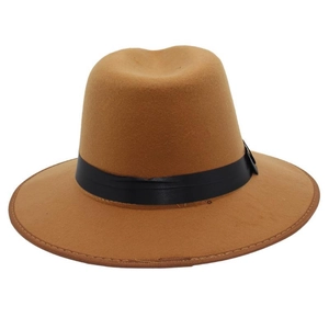 Détail d'un chapeau fedora en laine fauve avec ruban en cuir noir et bordure cousue