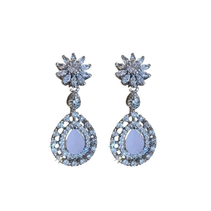 Boucles d'oreilles pendantes en argent avec cristaux et motif floral ajouré pour femme